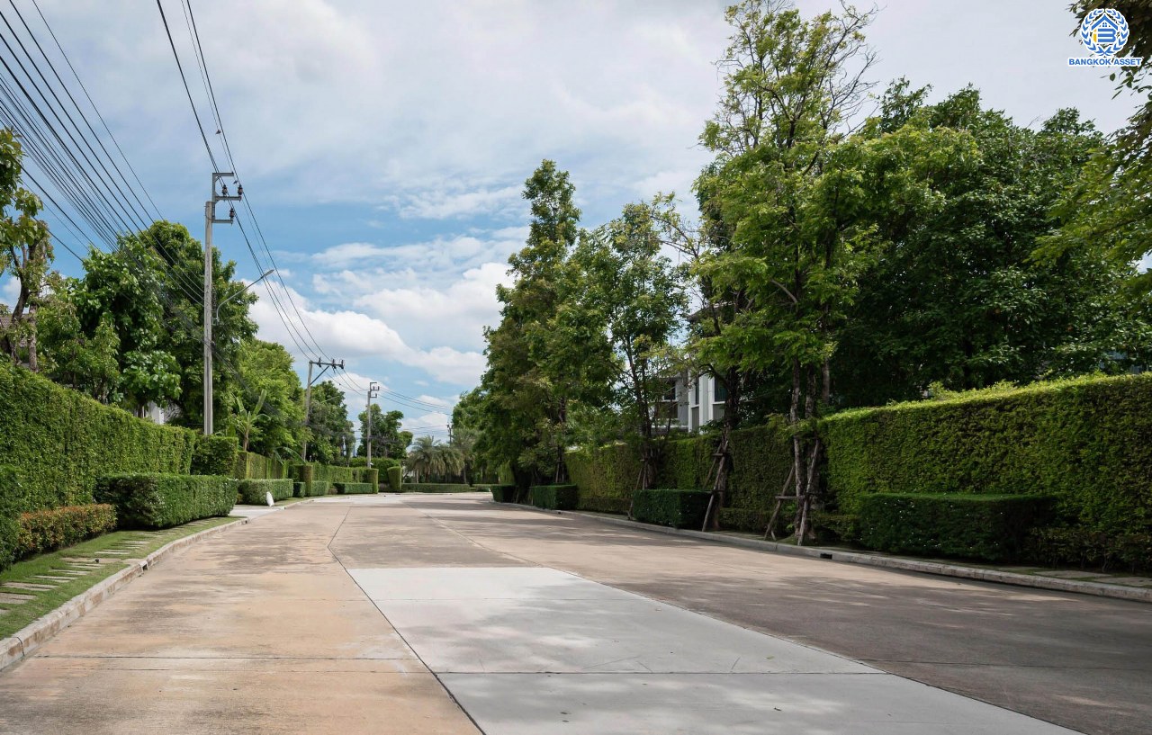 คฤหาสน์สุดหรู ดีไซน์สุด Luxury ติดถนนบรมราชชนนี โครงการ เดอะแกรนด์ ปิ่นเกล้า หลังมุม บนเนื้อที่ถึง 111.6 ตร.ว. ฟังก์ชัน 4 ห้องนอน 5 ห้องน้ำ 1 ห้องแม่บ้าน จอดรถได้ 2 คัน พร้อมบรรยากาศ Private บนทำเลเชื่อมต่อหลายเส้นทาง อาทิถนนบรมราชชนนี, ถนนพุทธมณฑลสาย3 ใกล้เซ็นทรัล ปิ่นเกล้า, ม.มหิดล และทางคู่ขนานลอยฟ้าบรมราชชนนี...